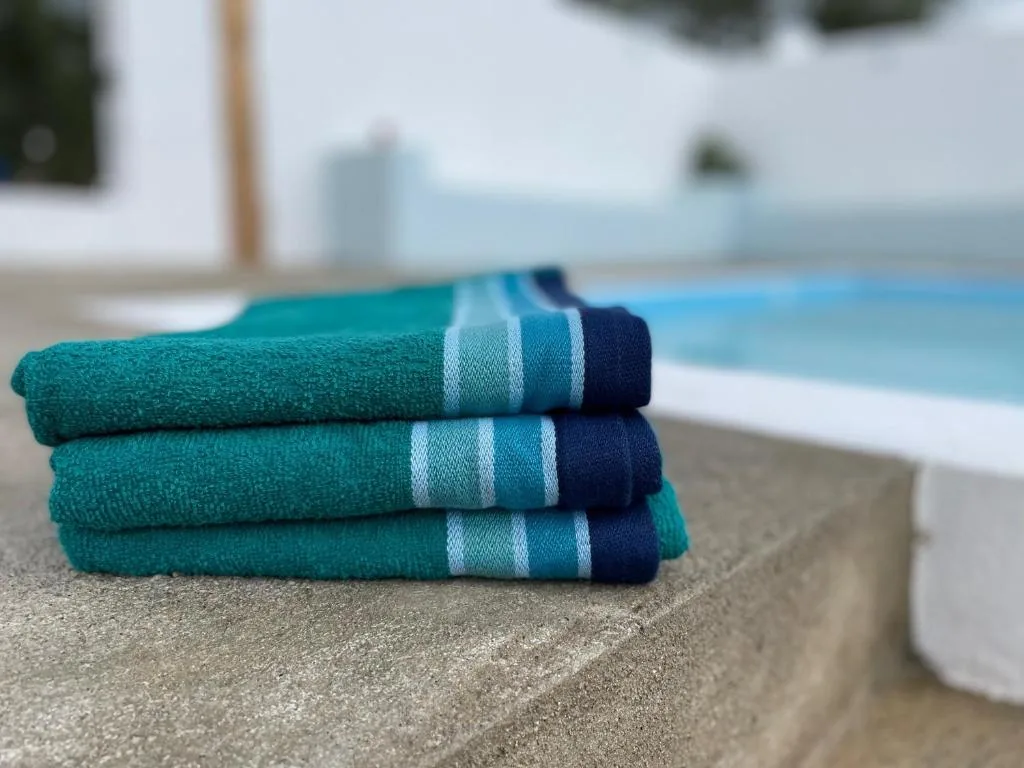 Toalhas preparadas junto à piscina exterior