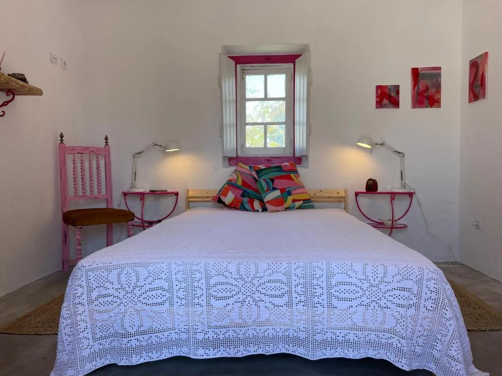 Quarto acolhedor com apontamentos cor-de-rosa