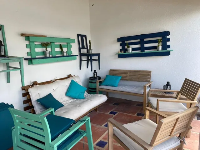 Sala partilhada decorada com madeira recuperada